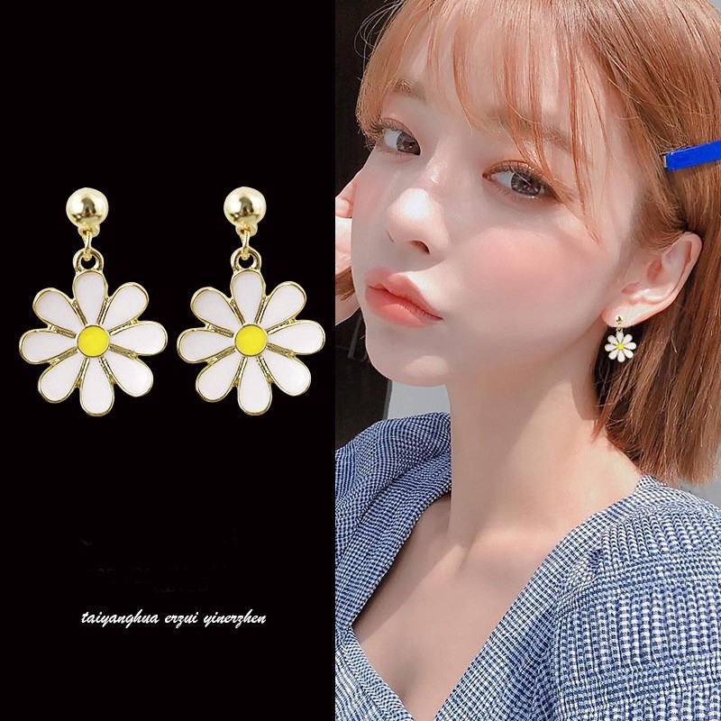 Anting Stud Desain Bunga Matahari Daisy Warna Kuning Putih Bahan Alloy Gaya Korea Untuk Wanita