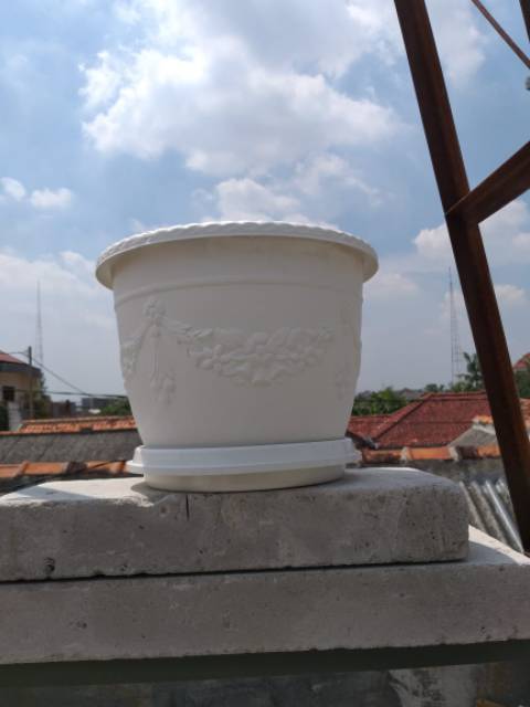 Pot bunga putih shallom 35cm +tatakan putih
