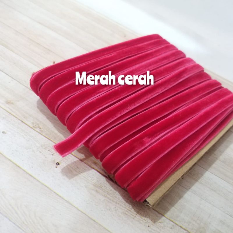 

PER METER PITA BLUDRU WARNA MERAH CERAH LEBAR 0.7CM
