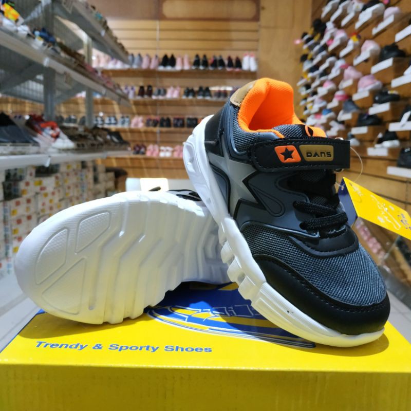 sepatu fashion nyala anak laki-laki Dans Wilmer