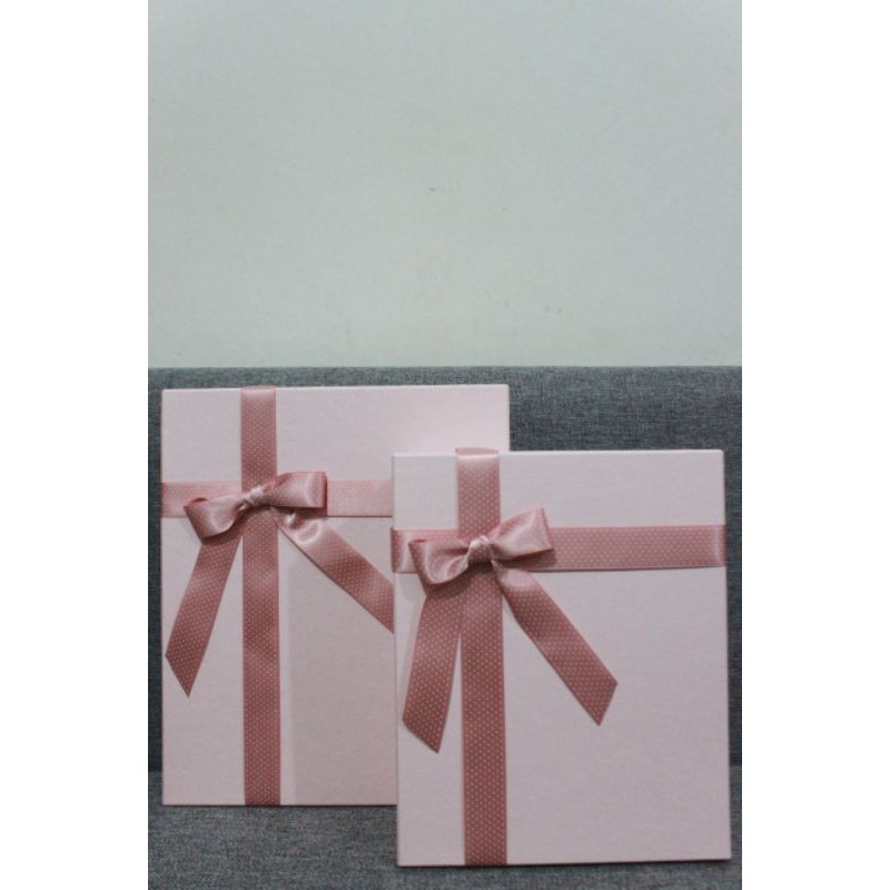 

Kotak Kado Valentine Persegi Panjang dengan Pita Polkadot Pink