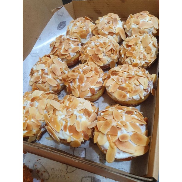 

AlmondDonut