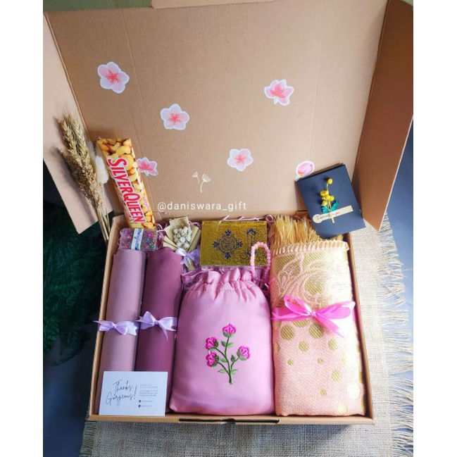 

Hampers kado paket alat sholat cewek
