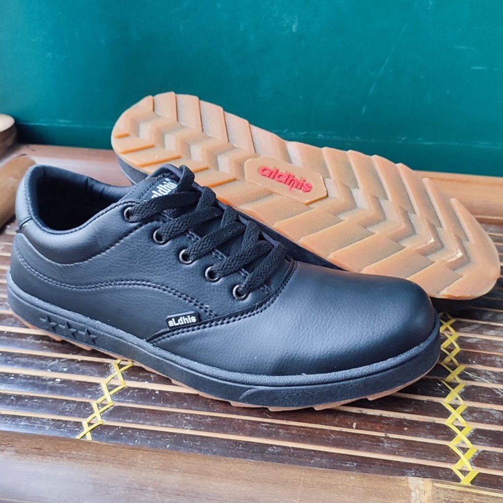 Sepatu Sneakers Pria Aldhis Hitam Polos Buat Sekolah Trekking dan Hiking Sneaker Casual Cowok Dewasa Keren Terbaru