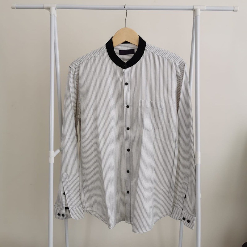 Preloved Branded Brand The Executive Kemeja Pria Casual Motif Garis Hitam Putih Model Kerah Koko