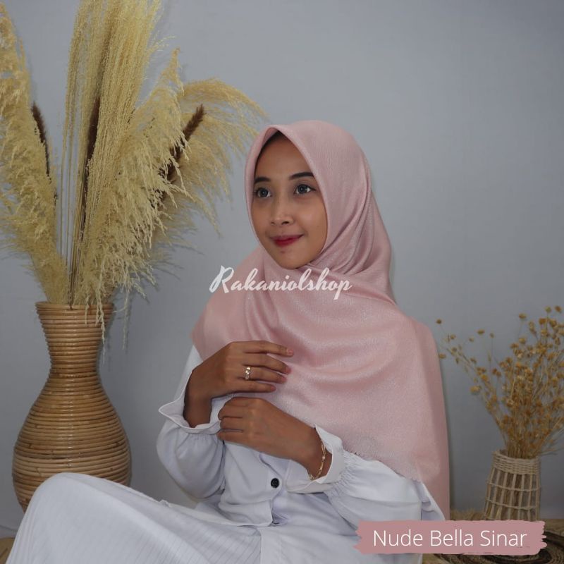 Hijab segiempat Nur Sinar Bella Sinar Lasercut Azara Kerudung Shinar Glamour-Nude BellaSinar