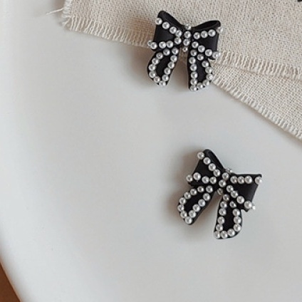 Anting Klip Tanpa Tindik Desain Pita Geometri Hias Mutiara Imitasi Warna Hitam Putih Untuk Wanita