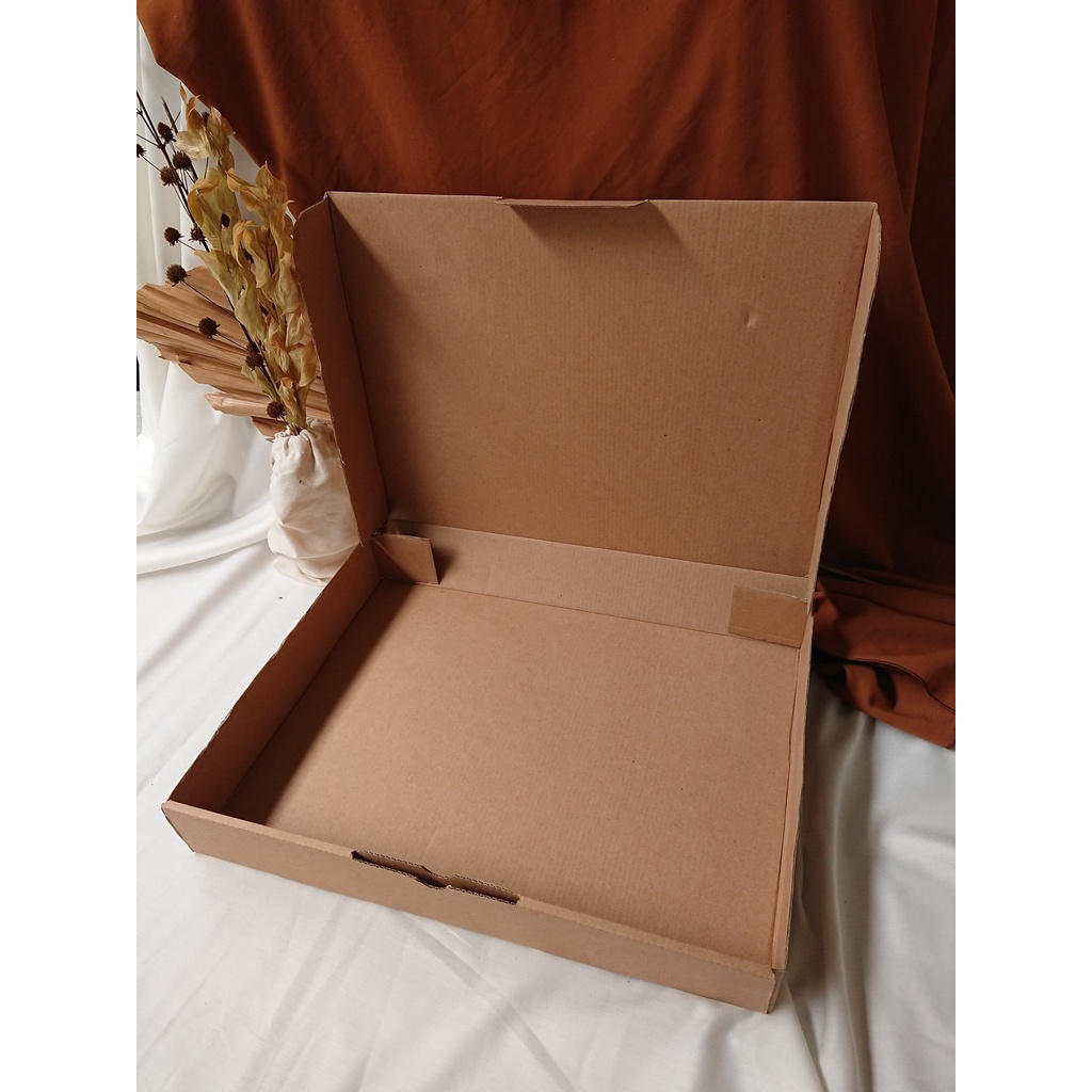 

Kardus Pizza 44 x 35 x 5 CM | Box Packing Diecut | Box Pizza | Box Hampers | Kardus Packing Kado Box Karton 44 x 35 x 5 CM