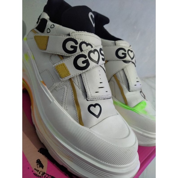 sepatu gosh