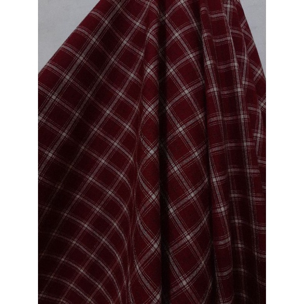 Kain Kotak Semi Wool (dasar merah maroon garis krem putih), harga per 25 cm = 11.000 min pesanan 1 m