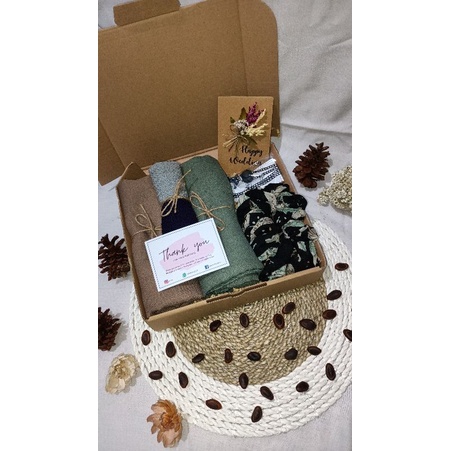 

HAMPERS HIJAB GIF BOX MURMER /WEDDING/WISUDA/ULTAH (PAKET 3)