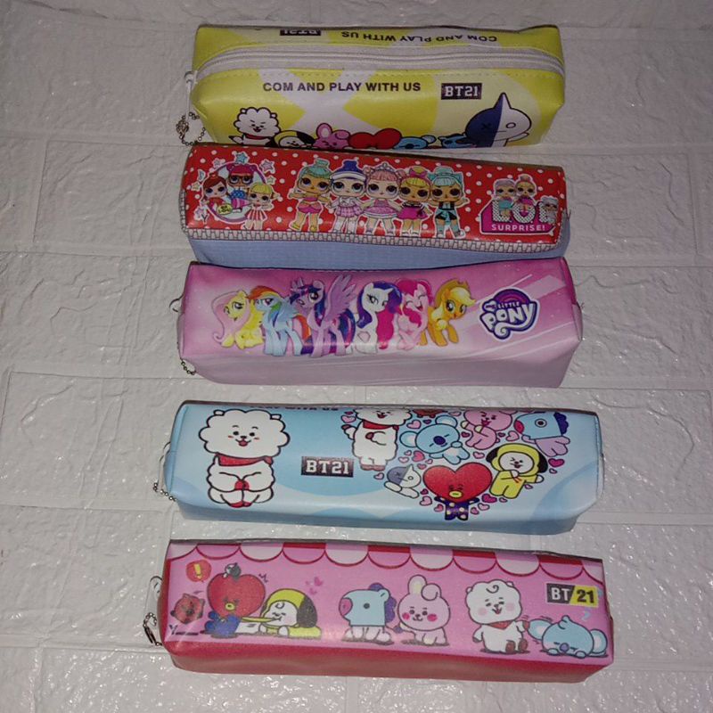 

SALE.............TEPAK/TEMPAT PENCIL RESLITING KARAKTER MURAH ,WARNA LIST CHAT BAHAN BANTAL 1 PCS