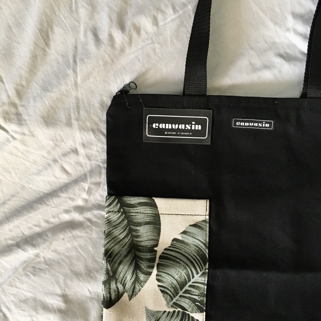 Tote bag black &amp; banana leaf