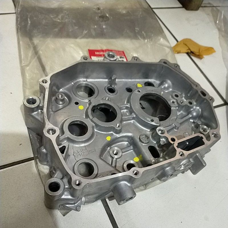 CRANKCASE COMP R KRENGKES BLOK MESIN KANAN HONDA KARISMA SUPRA X125 BAUT OLI ASLI ORIGINAL HONDA AHM