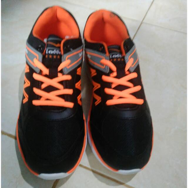 Sepatu loggo