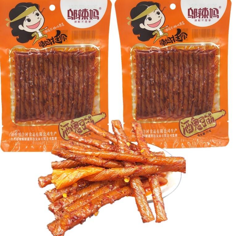 

グ Snack China, Spicy Vegetarian Tofu Gluten La Tiao 辣条 — 邬辣妈酒鬼豆筋蒜香味 エ