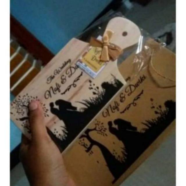 

SOUVENIR TELENAN 12x24cm PAPERBAG Free Cetak Nama Kartu Ucapan Pita dan kemas plastik..