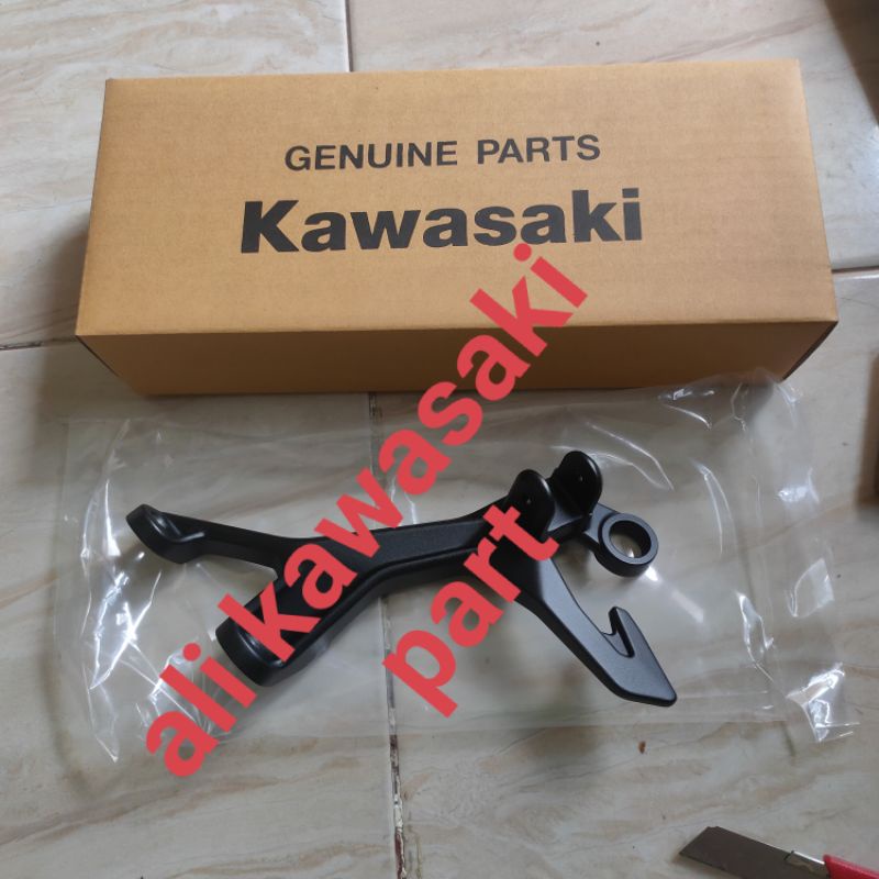 DUDUKAN STEP FOOT STEP BRACKET STEP BELAKANG KANAN NINJA 250 FI NEW 2018 ORIGINAL