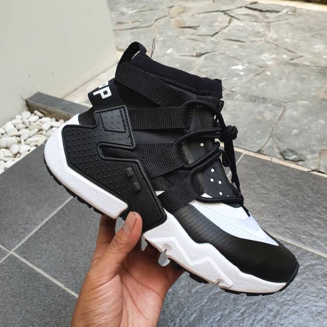 Sneakers - Nike Air Huarace Race Gripp Black White Color