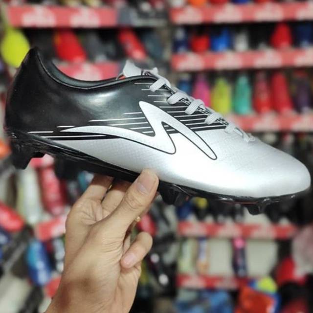 sepatu bola SPECS RYUSEI FG silver/black