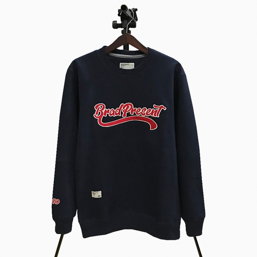 BRAD PRESENT ORIGINAL Sweater Crewneck cowok sweatshirt warna navy with logo series art seri Gs403