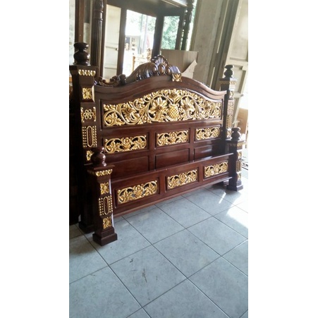 Tempat Tidur Dipan Bahan Kayu Jati 100% Ukuran 200 x 180 Warna Natural Kombinasi Emas