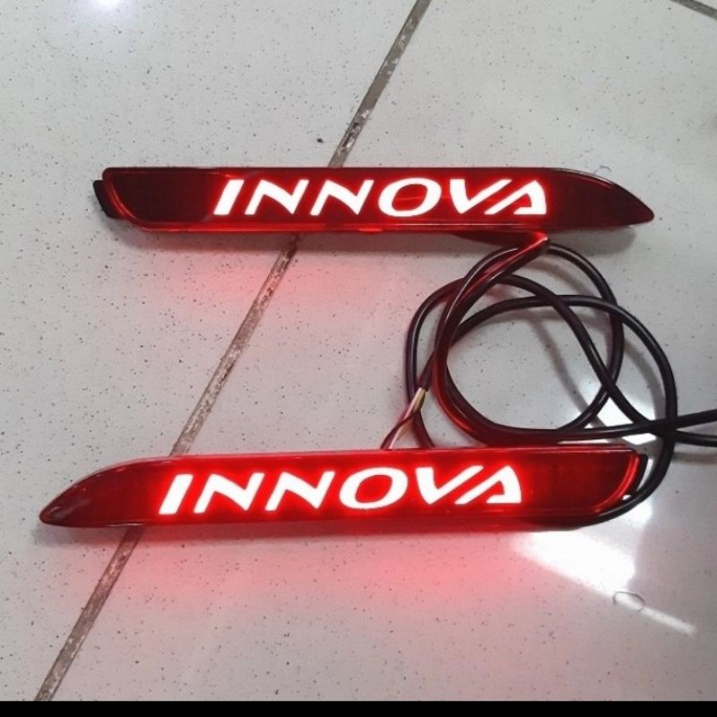 Lampu bemper belakang mobil innova