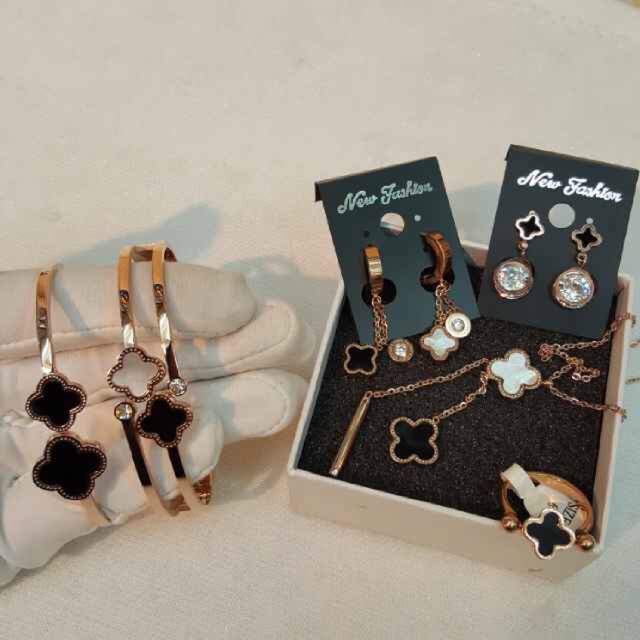 Satu set perhiasan louis vuitton lv