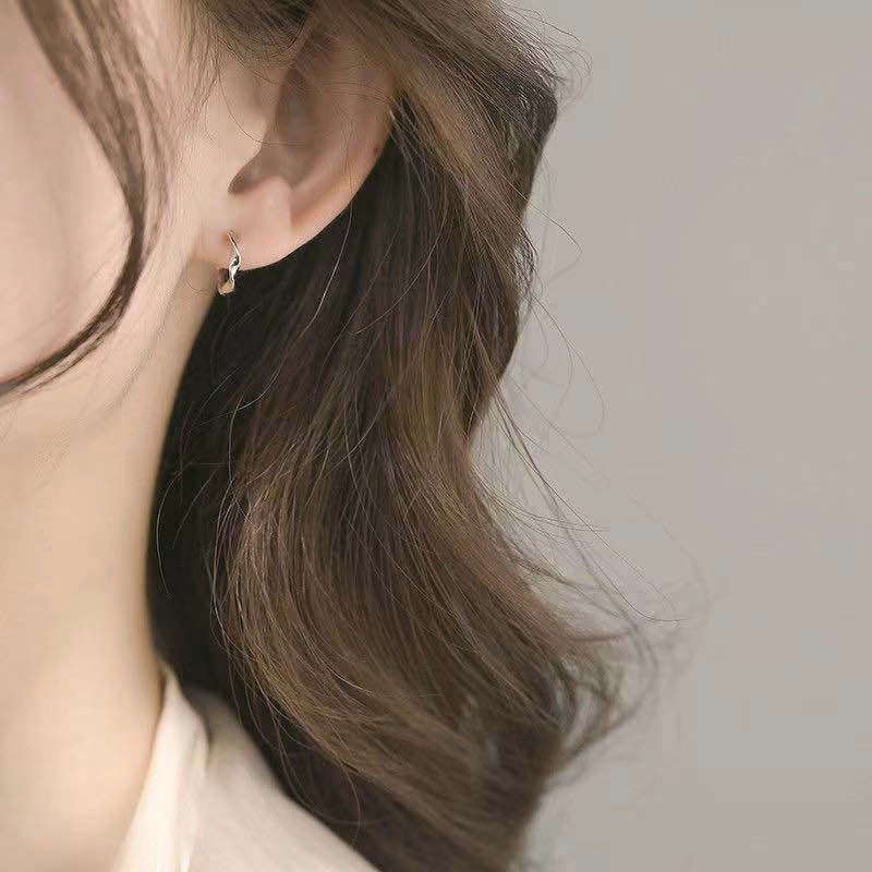 Anting Tindik Bentuk Bulat Irregular Warna Silver Gaya Korea Untuk Wanita