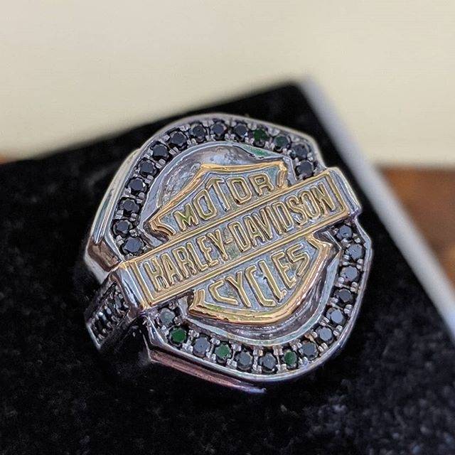 Cincin berlian hitam