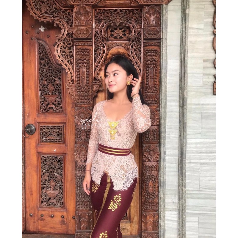 Set Kebaya Bali jadi modern Semi Italy/Semi France Tepi depan dengan rok duyung/mermaid