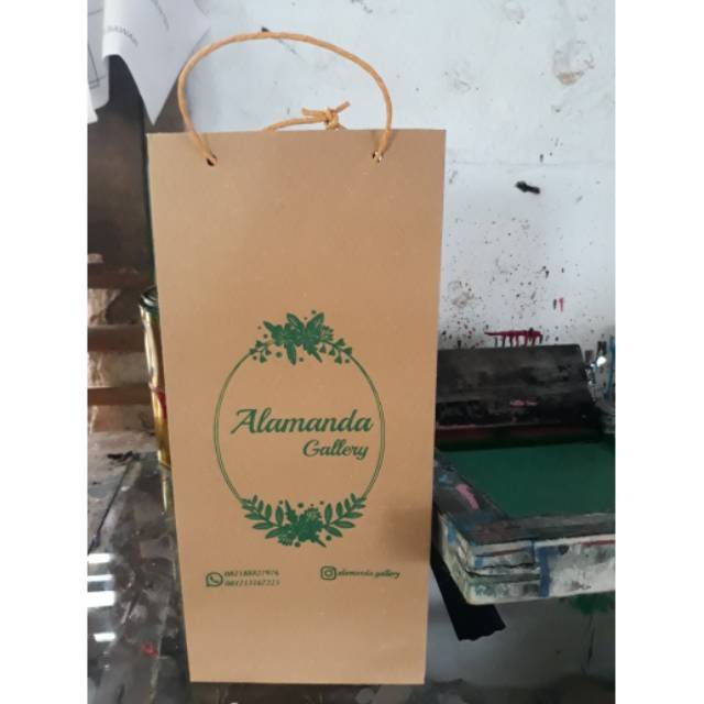 

Tas kertas kraft coklat p=15 l=5 t=32 edisi souvenir sandal