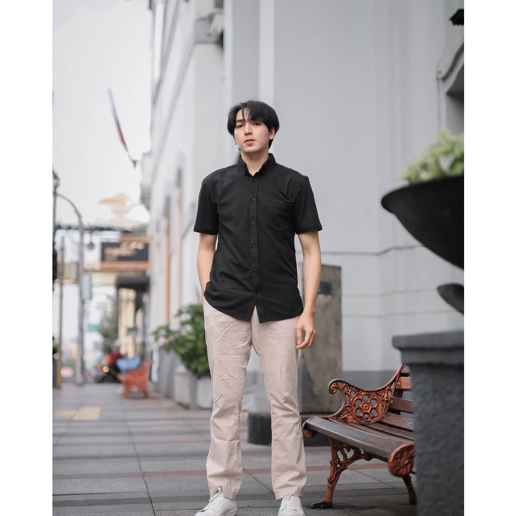 Kemeja pria putih lengan pendek /kemeja hitam pendek/kemeja polos hitam lengan pendek/kemeja pria/kemeja putih  pendek/kemeja kerja /kemeja kantor/kemeja cassual/kemeja formal