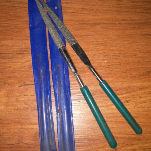 

Kikir Intan 1 pcs Diamond File Size 180 x 5 mm Half-Round type