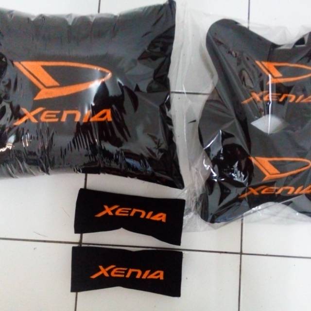 Bantal mobil xenia
