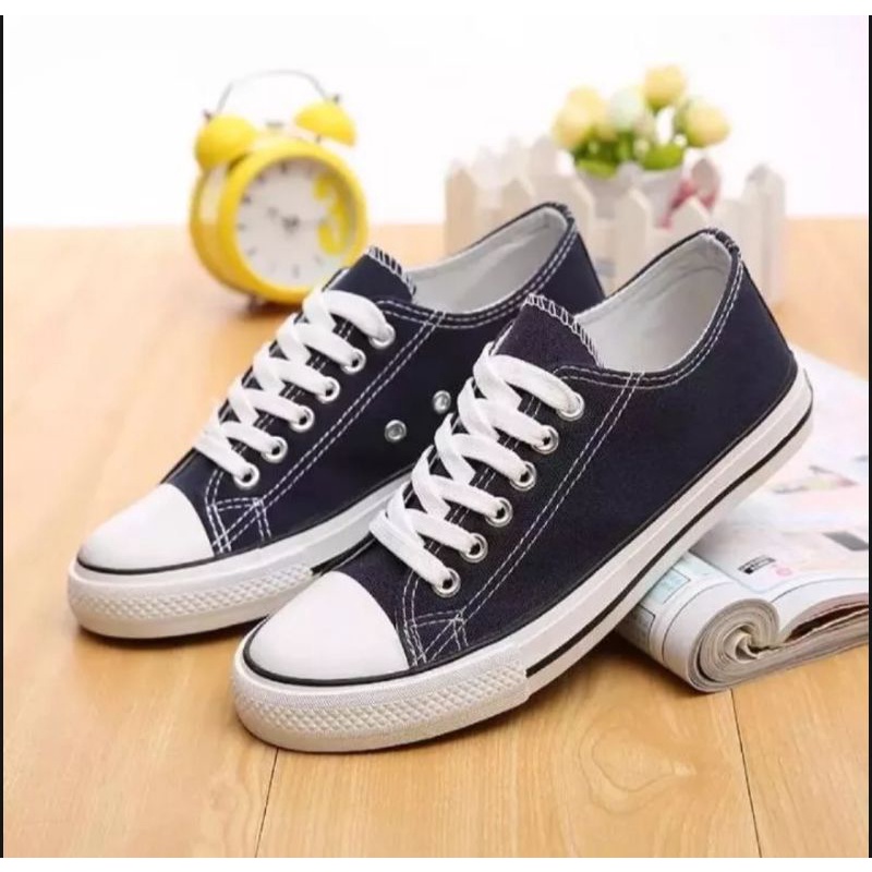 sepatu pendek allstar converse terbuat dari bahan kampas