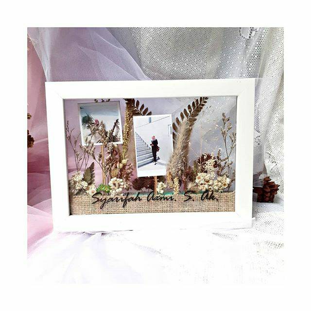 

Frame 3D/ kadowisuda/ hadiah ulangtahun/ hadiahpernikahan/ souvenir seminar dengan bunga kering asli