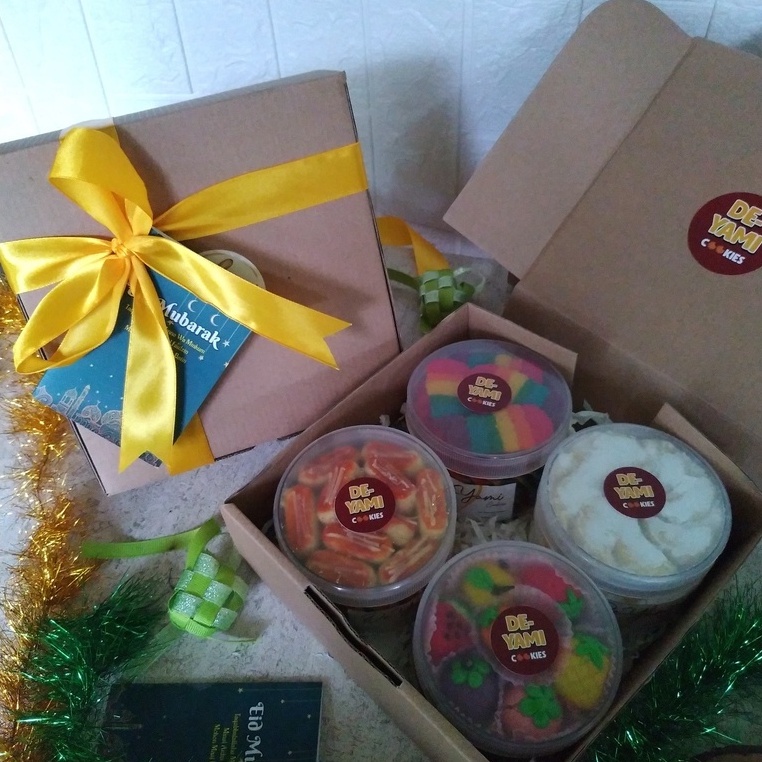 

Hampers Cookies Lebaran Idul Fitri / Parcel Lebaran (Ramadhan) / Gift Box - Kue Kering 4 Jar 300 Ml (Toples) + FREE KARTU + PITA