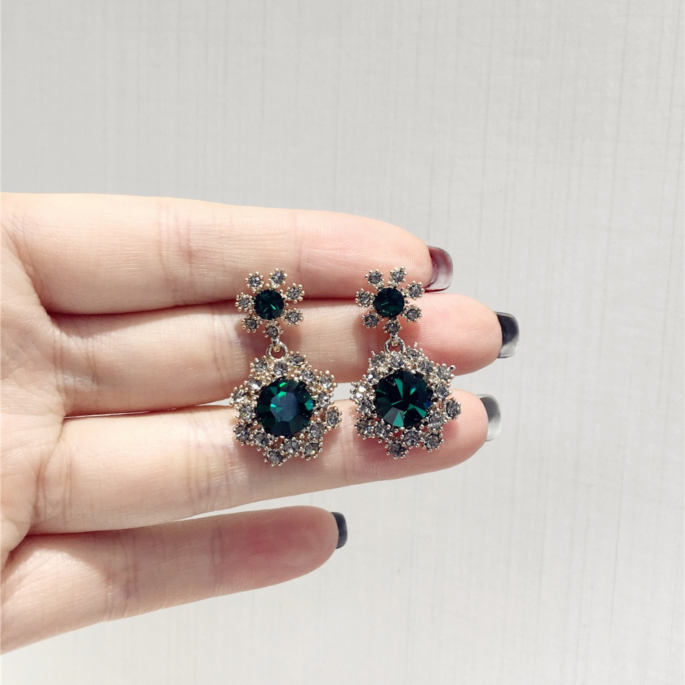 Anting Bentuk Bunga Matahari Aksen Berlian Warna Hijau Gaya Retro