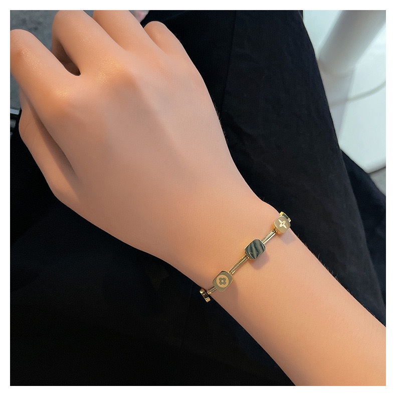 Gelang Tangan Rantai Baja titanium Aksen Daun clover Gaya hip hop Untuk Wanita element