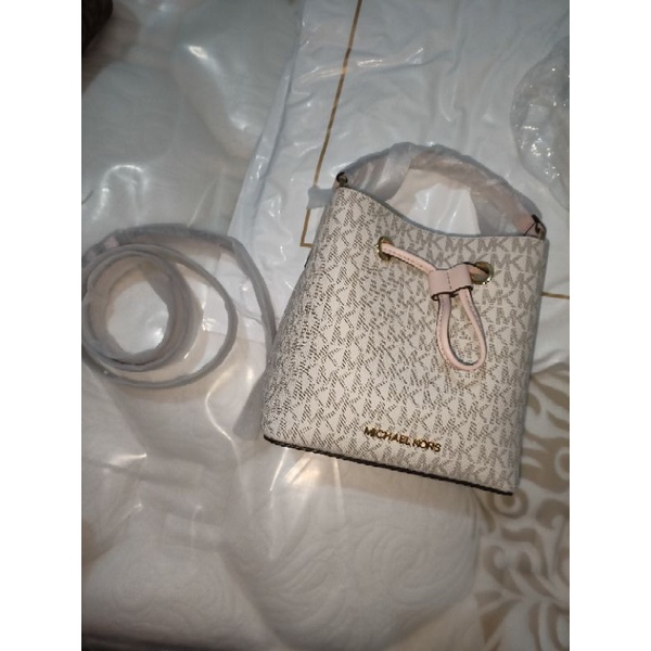 NBU MK Michael Kors Suri Signature Small Bucket Vanilla Blossom