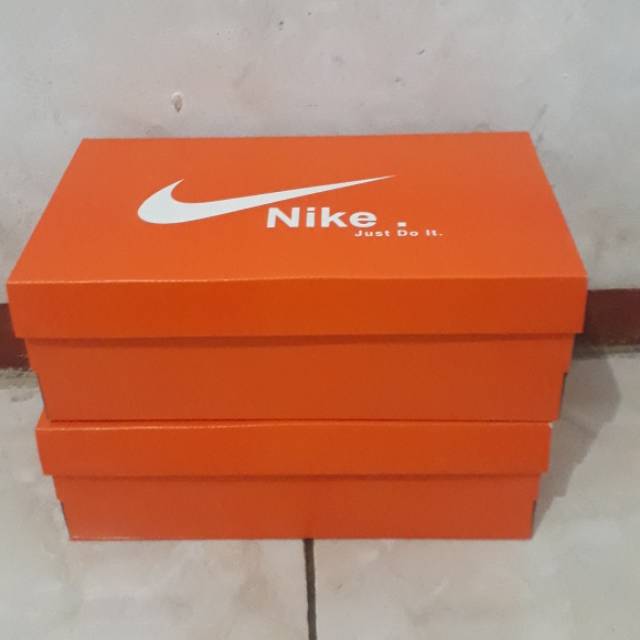 

INNER BOX / DUS NIKE SENDAL