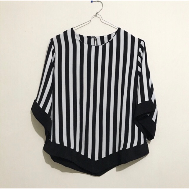 Preloved Blouse Garis Hitam Putih