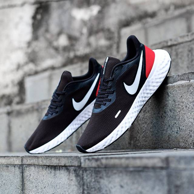 Original BNWB Sepatu Nike Revolution 5 Black White Red Sol White