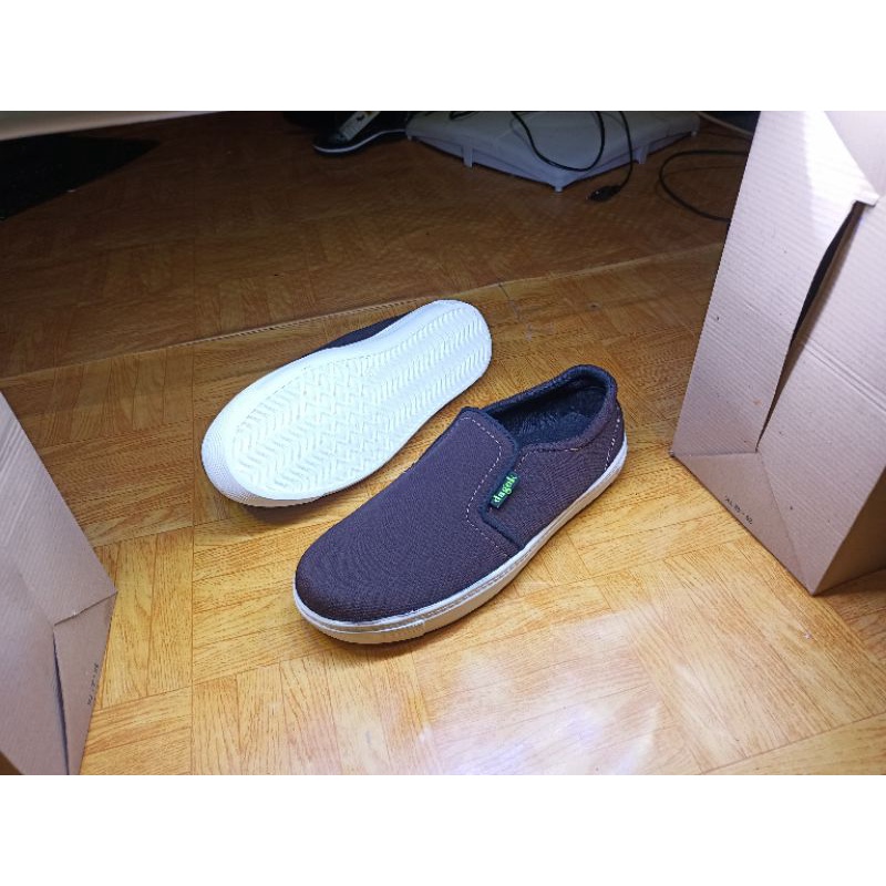 sepatu slip-on pria/cowok sneakers sekolah sepatuvans