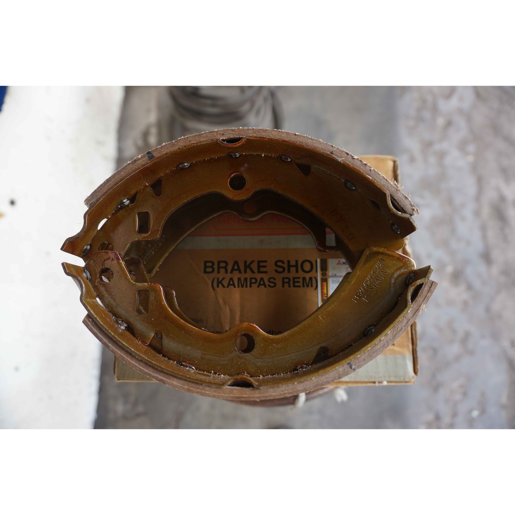 Brake Shoe Kampas Rem Belakang Mitsubishi T120SS ASLI KTB!