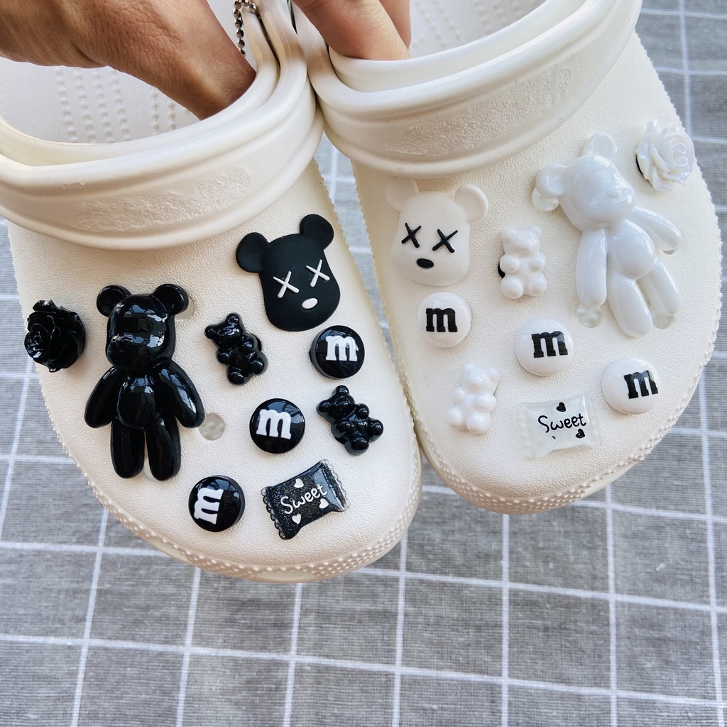 Jibbitz Crocs 18PCS / Set Charm Kancing Motif Kartun Beruang KAWS Untuk Aksesoris Sepatu#Sepatu Sneakers Wanita Model Lace-Up Warna Hitam + Putih