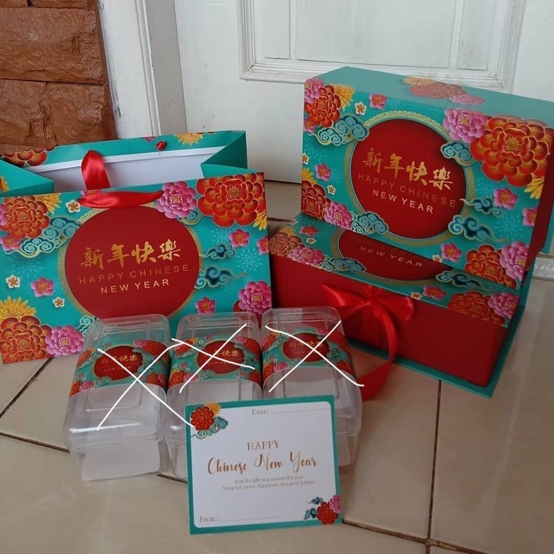 

Hardbox Hampers Tahun Baru Imlek Paperbox Muat 3 Toples Ukuran Dalam 25.5x15.5 Cm Dus Kue Hard Box