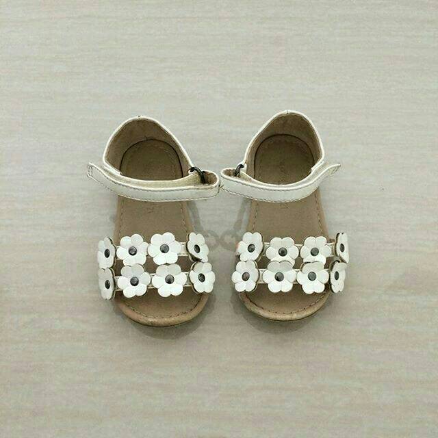 Sepatu Sendal Bunga Zippy / Zippy White Flower Shoes - Preloved