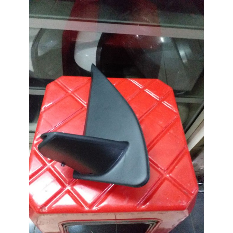 Dudukan kaki spion luxio kanan